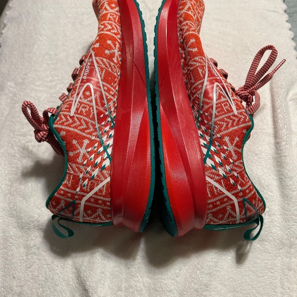 Brooks Women’s Levitate 5 Run Merry Christmas running Shoes - Picture 4 of 8